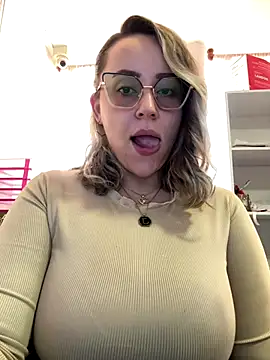 Snapshot of CurvyLust_x chatting on 12-18-25, 02:23 CurvyLust x online show from 12-18-25, 02:23