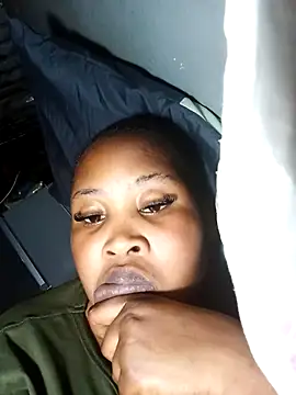 Snapshot of OCEANSQUITERXXX chatting on 10-31-25, 05:14 OCEANSQUITERXXX online show from 10-31-25, 05:14