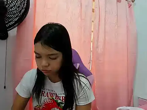 Snapshot of shy_luna18 chatting on 09-08-25, 05:12 shy luna18 online show from 09-08-25, 05:12