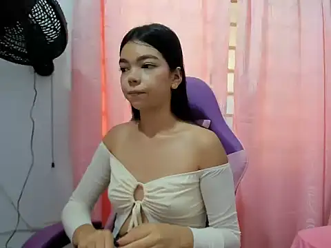 Snapshot of shy_luna18 chatting on 09-21-25, 01:13 shy luna18 online show from 09-21-25, 01:13