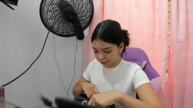 Snapshot of shy_luna18 chatting on 09-25-25, 12:31 shy luna18 online show from 09-25-25, 12:31