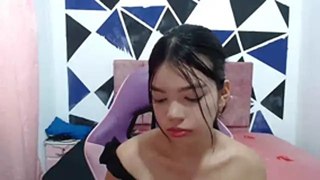 Snapshot of shy_luna18 chatting on 11-14-25, 01:43 shy luna18 online show from 11-14-25, 01:43