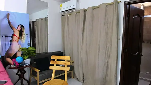 Snapshot of zou_quira chatting on 02-03-26, 01:16 zou quira online show from 02-03-26, 01:16