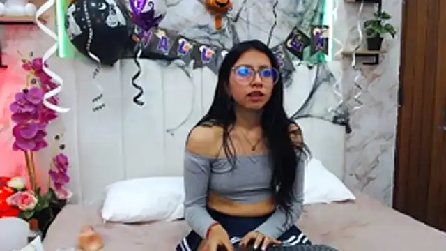 Snapshot of VioletxBloom chatting on 10-18-25, 12:24 VioletxBloom online show from 10-18-25, 12:24