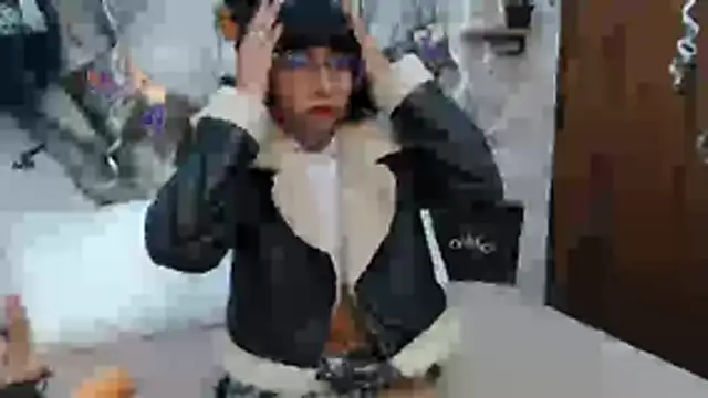 Snapshot of VioletxBloom chatting on 10-19-25, 05:46 VioletxBloom online show from 10-19-25, 05:46