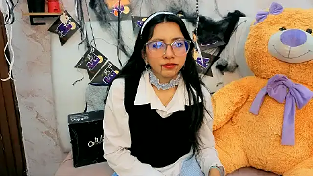 Snapshot of VioletxBloom chatting on 10-29-25, 09:38 VioletxBloom online show from 10-29-25, 09:38