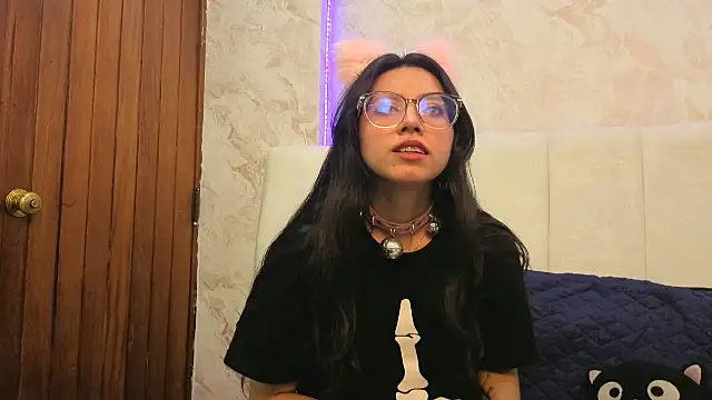 Snapshot of VioletxBloom chatting on 11-22-25, 05:17 VioletxBloom online show from 11-22-25, 05:17