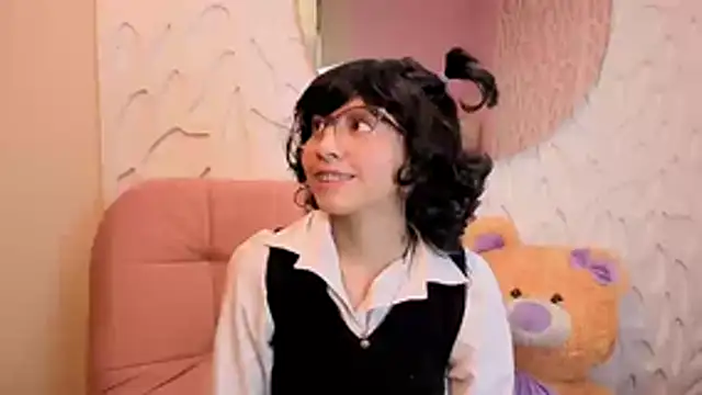 Snapshot of VioletxBloom chatting on 04-06-26, 01:01 VioletxBloom online show from 04-06-26, 01:01