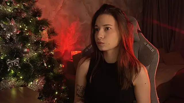 Snapshot of LumeNova chatting on 12-21-25, 01:46 LumeNova online show from 12-21-25, 01:46