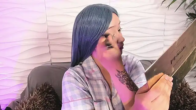 Suxan White  online show from 04-26-26, 01:09