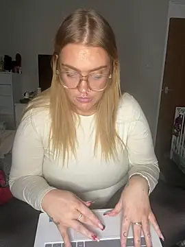 Snapshot of MysteriousMylaX chatting on 12-17-25, 08:04 MysteriousMylaX online show from 12-17-25, 08:04