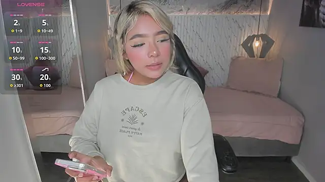 Snapshot of Emilly_mell chatting on 12-15-25, 12:09 Emilly mell online show from 12-15-25, 12:09