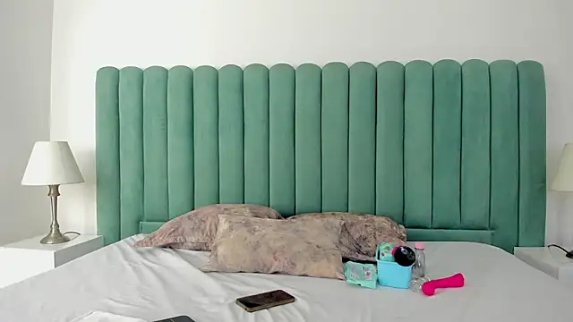 Snapshot of EmilyHanks_ chatting on 11-18-25, 10:47 EmilyHanks online show from 11-18-25, 10:47