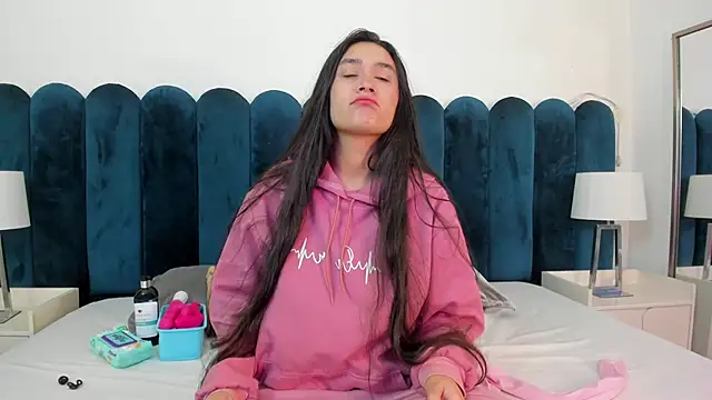 Snapshot of EmilyHanks_ chatting on 01-12-26, 10:59 EmilyHanks online show from 01-12-26, 10:59