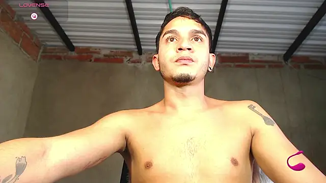 Snapshot of Angel_latinboy chatting on 06-11-26, 01:42 Angel latinboy online show from 06-11-26, 01:42