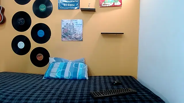 skinnyverus18 online show from 03-25-26, 01:06