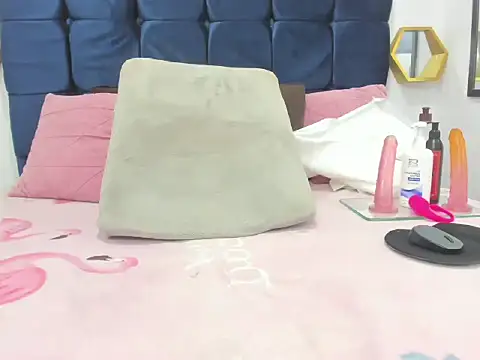 Snapshot of candy_big_tits18 chatting on 10-22-25, 12:00 candy big tits18 online show from 10-22-25, 12:00