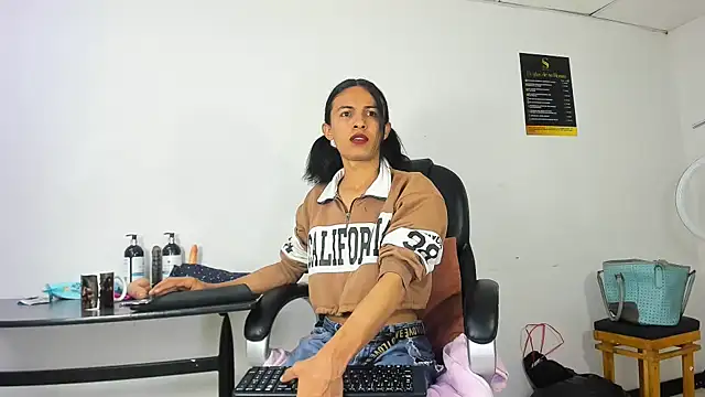 Snapshot of Aisha_hotts777 chatting on 11-27-25, 04:03 Aisha hotts777 online show from 11-27-25, 04:03