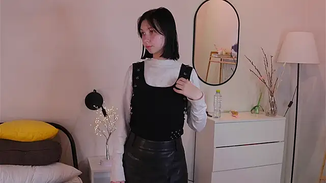 SuzanneHowse online show from 11-22-25, 07:40