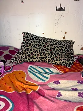 Snapshot of mily_09 chatting on 10-08-25, 11:24 mily 09 online show from 10-08-25, 11:24