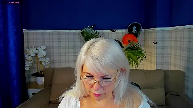 Hella Fabel online show from 10-31-25, 01:17