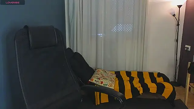 Snapshot of laracroftmansion chatting on 06-22-26, 02:36 laracroftmansion online show from 06-22-26, 02:36