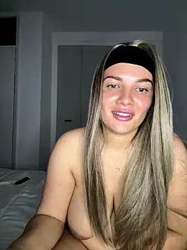 Snapshot of little_lola_x chatting on 09-08-25, 09:03 little lola x online show from 09-08-25, 09:03