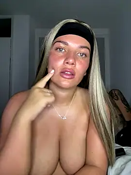 Snapshot of little_lola_x chatting on 09-15-25, 08:42 little lola x online show from 09-15-25, 08:42