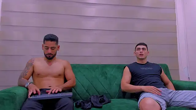 Snapshot of mike_friends chatting on 11-19-25, 01:05 mike friends online show from 11-19-25, 01:05