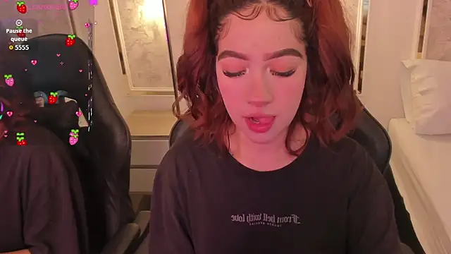 Snapshot of doll_eyees_ chatting on 10-14-25, 02:23 doll eyees online show from 10-14-25, 02:23