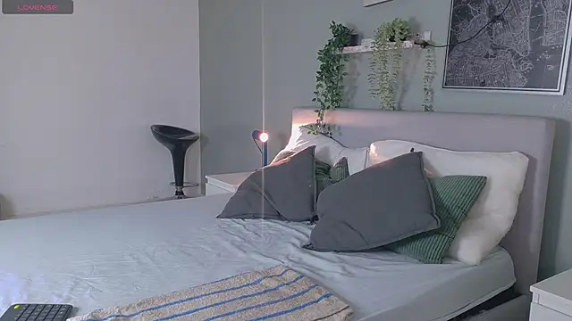 BriannaBennett   online show from 12-04-25, 11:41