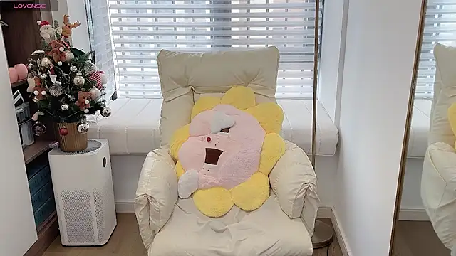 Snapshot of BlueBaby-77 chatting on 10-09-25, 04:21 BlueBaby-77 online show from 10-09-25, 04:21