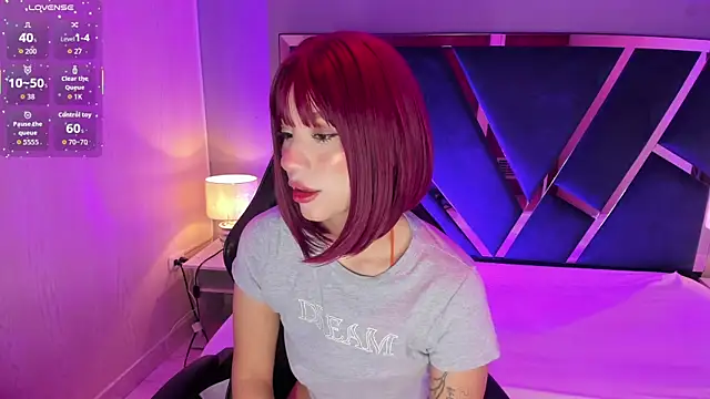 Snapshot of ZharaLux chatting on 10-21-25, 12:06 ZharaLux online show from 10-21-25, 12:06