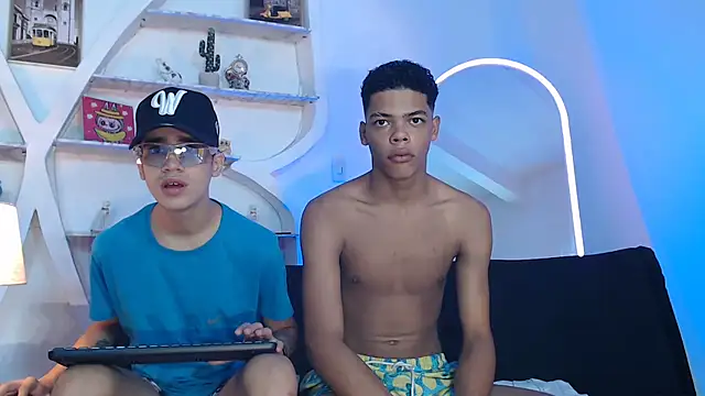 Snapshot of PRETTY_FEM chatting on 09-11-25, 01:33 PRETTY FEM online show from 09-11-25, 01:33