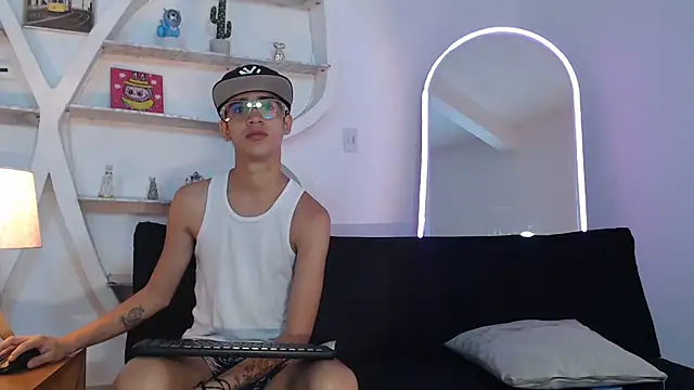 Snapshot of PRETTY_FEM chatting on 09-22-25, 01:35 PRETTY FEM online show from 09-22-25, 01:35