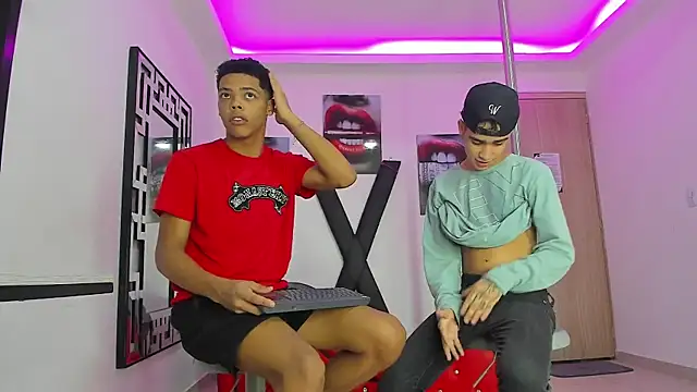 Snapshot of PRETTY_FEM chatting on 10-14-25, 01:34 PRETTY FEM online show from 10-14-25, 01:34