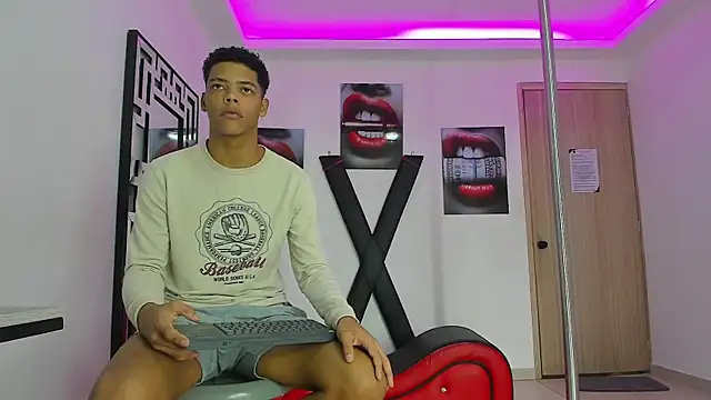 Snapshot of PRETTY_FEM chatting on 10-16-25, 03:24 PRETTY FEM online show from 10-16-25, 03:24