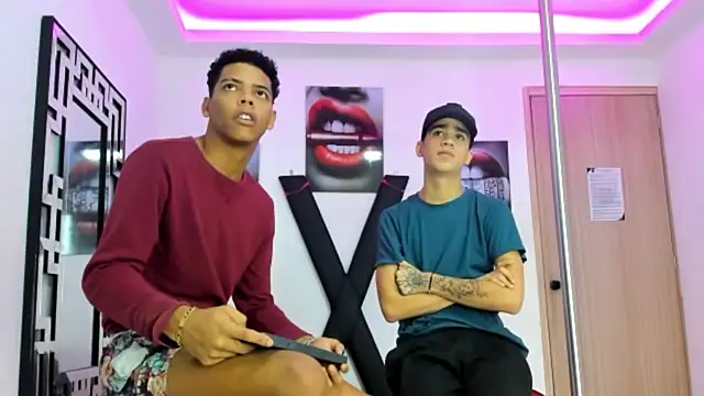 Snapshot of PRETTY_FEM chatting on 10-19-25, 01:23 PRETTY FEM online show from 10-19-25, 01:23