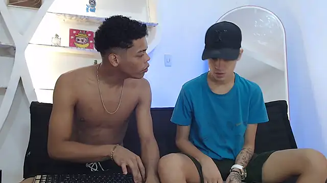 Snapshot of PRETTY_FEM chatting on 11-04-25, 07:35 PRETTY FEM online show from 11-04-25, 07:35