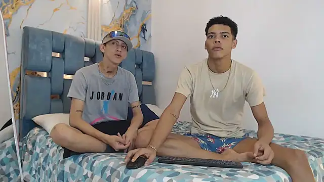 Snapshot of PRETTY_FEM chatting on 01-06-26, 01:20 PRETTY FEM online show from 01-06-26, 01:20