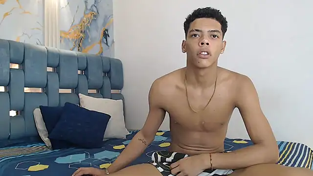 Snapshot of PRETTY_FEM chatting on 02-19-26, 01:45 PRETTY FEM online show from 02-19-26, 01:45