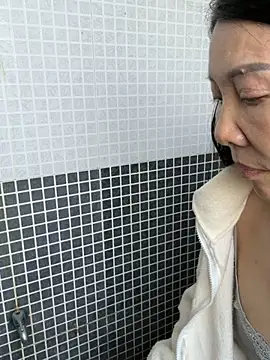 xiiuuff18 online show from 10-24-25, 01:35