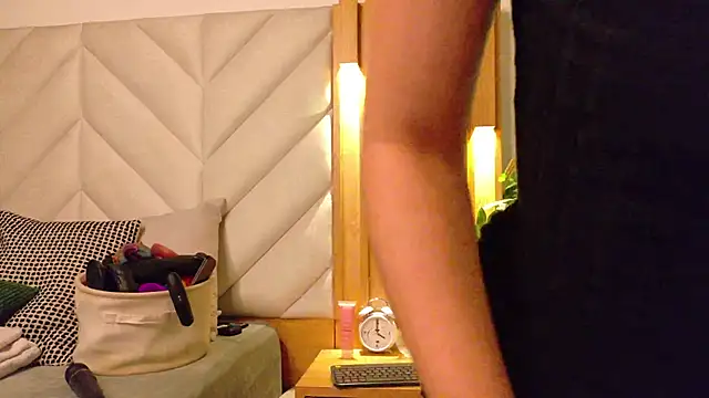 Snapshot of Zafiro_Gem_ chatting on 09-15-25, 08:31 Zafiro Gem online show from 09-15-25, 08:31