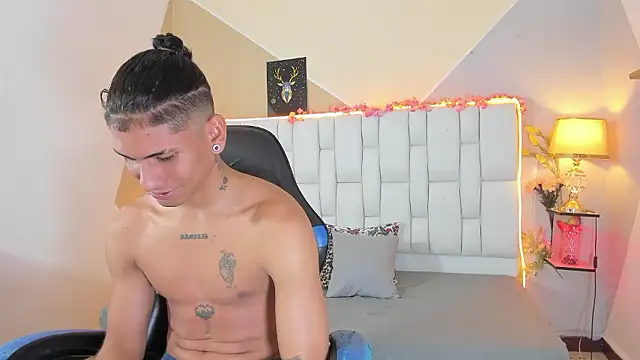 Snapshot of Adan_Oriol chatting on 01-12-26, 03:56 Adan Oriol online show from 01-12-26, 03:56