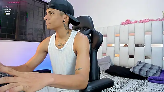 Snapshot of Adan_Oriol chatting on 02-28-26, 04:24 Adan Oriol online show from 02-28-26, 04:24