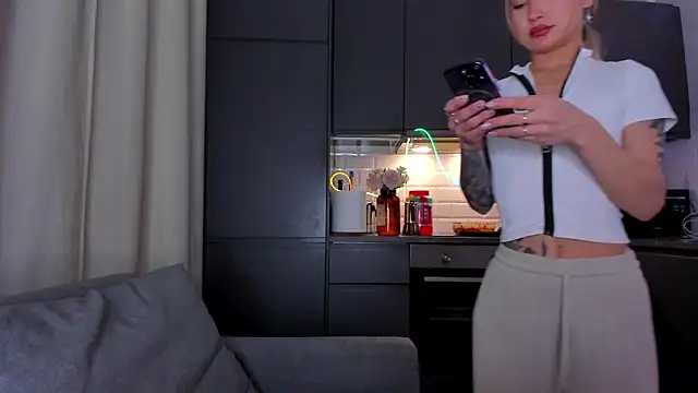 Snapshot of baobei03 chatting on 11-27-25, 01:02 baobei03 online show from 11-27-25, 01:02