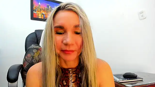 Snapshot of Ms_lunaRose chatting on 09-18-25, 12:01 Ms lunaRose online show from 09-18-25, 12:01
