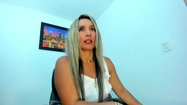 Snapshot of Ms_lunaRose chatting on 10-18-25, 02:58 Ms lunaRose online show from 10-18-25, 02:58