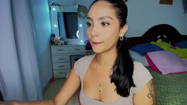 Snapshot of mia_yireth chatting on 10-19-25, 12:33 mia yireth online show from 10-19-25, 12:33