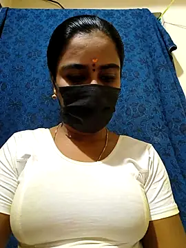 Snapshot of mini-queen chatting on 11-13-25, 08:30 mini-queen online show from 11-13-25, 08:30